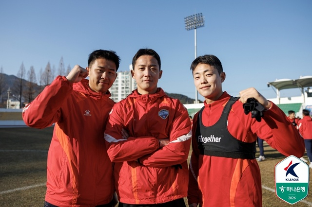 왼쪽부터 임덕근, 이정택, 박철우. /사진=한국프로축구연맹 제공