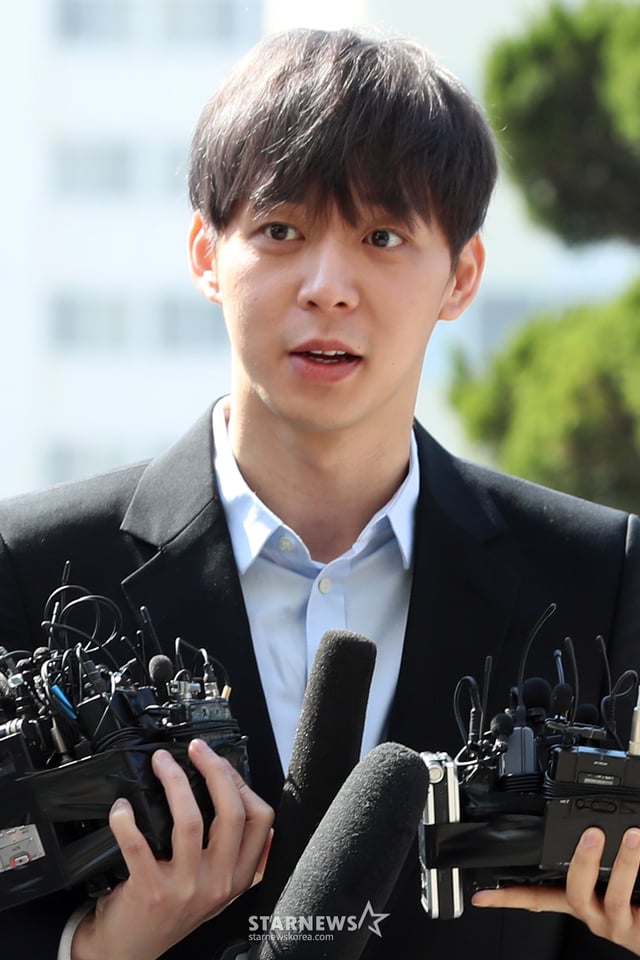 남양그룹 창업주의 외손녀 황하나 씨와 함께 마약 투약 혐의를 받고있는 가수 박유천이 17일 오전 수원시 경기남부지방경찰청에 출석해 취재진 질문에 답하고 있다.