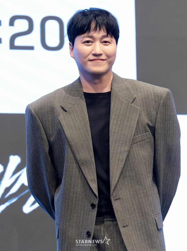 (서울=뉴스1) 권현진 기자 = 배우 김대명이 1일 오후 서울 구로구 디큐브시티 더세인트에서 열린 KBS 2TV 토일 미니시리즈 ‘결혼의 완성’(극본 정재하) 제작발표회에 참석해 포즈를 취하고 있다.  ‘결혼의 완성’은 이혼 직전 납치된 아내를 구하기 위해 인면수심의 범죄자와 극한 사투를 벌이게 된 한 남자의 위험천만한 범죄 스릴러다. 2026.7.1/뉴스1  Copyright © 뉴스1. All rights reserved. 무단 전재 및 재배포,  AI학습 이용 금지. /사진=(서울=뉴스1) 권현진 기자