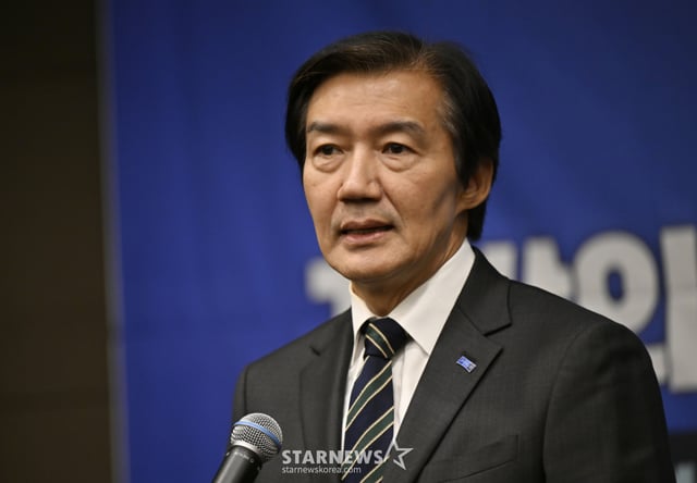 [광주=뉴시스] 박기웅 기자 = 조국 전 조국혁신당 대표가 17일 오후 광주 서구 치평동 브리브 광주 바이 롯데호텔 연회장에서 열린 6·3 지방선거 당선인 워크숍에서 발언을 하고 있다. 2026.06.17. pboxer@newsis.com /사진=