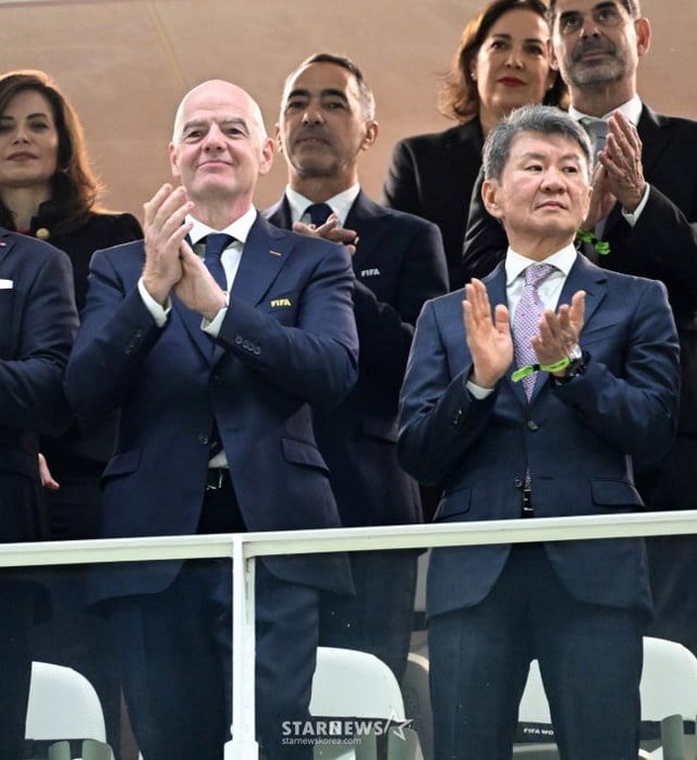  2026 북중미월드컵 A조 예선 대한민국-체코전이 12일(한국 시간) 멕시코 과달라하라 에스타디오 아크론에서 열렸다.  선수들이 입장하자 지아니 인판티노 국제축구연맹 회장과 정몽규 대한축구협회 회장이 본부석에서 박수를 치고 있다. /사진=김진경 대기자.