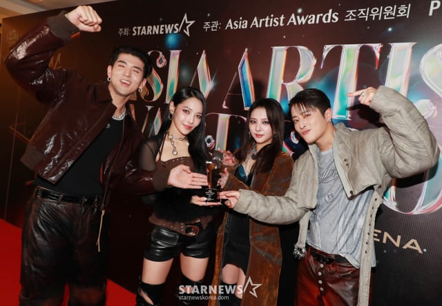 혼성그룹 카드가 14일 필리핀 아레나에서 열린 '2023 아시아 아티스트 어워즈 인 필리핀'(2023 Asia Artist Awards IN THE PHILIPPINES, 이하 '2023 AAA')에서 AAA 베스트 뮤지션 상을 수상한 뒤 포즈를 취하고 있다.2023.12.14 /사진=이동훈