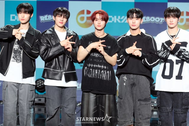 그룹 DKZ 세현, 민규, 재찬, 종형, 기석이 12일 오후 서울 강남구 일지하트홀에서 미니 2집 ‘REBOOT’(리부트)를 발매 기념 쇼케이스를 열고 포즈를 취하고 있다.  DKZ는 전작 ‘CHASE EPISODE 3. BEUM’(체이스 에피소드 3. 비움) 공개 이후 약 1년 6개월 만의 컴백으로, 나만의 행복을 찾아가는 DKZ의 새로운 모험을 그린다. 2024.04.12 /사진=임성균