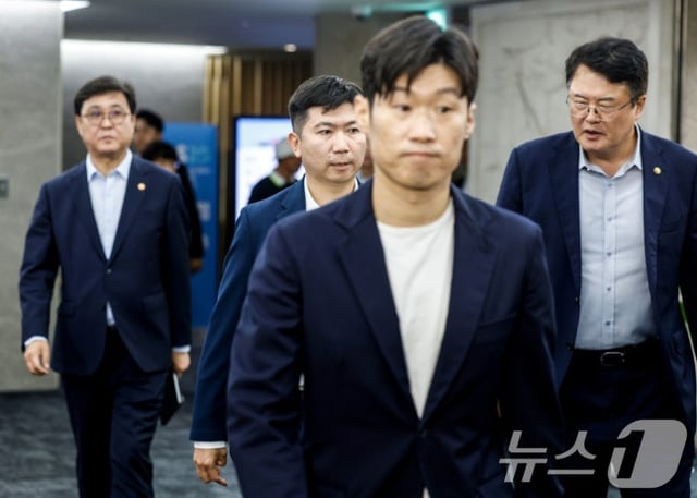 박지성 국제축구연맹(FIFA) 분과위원회 위원, 유승민 대한체육회 회장, 최휘영 문화체육관광부 장관이 6일 서울 송파구 서울올림픽파크텔에서 열린 'K-축구혁신위원회' 출범식에 참석하고 있다. /사진=뉴스1