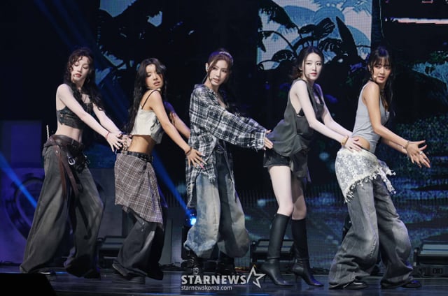 걸그룹 아이들(i-dle)이 6일 오후 서울 광진구 예스24라이브홀에서 진행된 미니 9집 'We made' 발매기념 쇼케이스에서 신곡을 선보이고 있다. 이번 앨범에는 타이틀곡 'Gimme Dat Love'를 필두로 선공개곡 'Mono (Feat. skaiwater)', 'Crow', 'Morning', 'Love Is Pain'을 비롯해, CD 온리 트랙으로 'Mono (Feat. skaiwater)'의 모노 버전도 함께 수록됐다. /2026.07.06 /사진=이동훈 photoguy@
