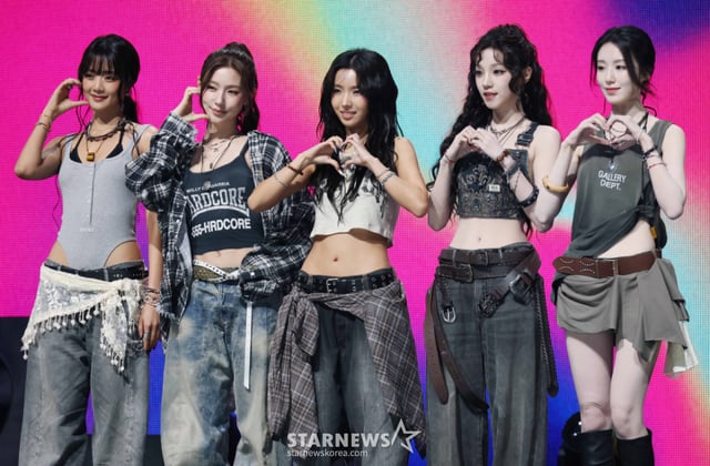 걸그룹 아이들(i-dle)이 6일 오후 서울 광진구 예스24라이브홀에서 진행된 미니 9집 'We made' 발매기념 쇼케이스에서 포즈를 취하고 있다. 이번 앨범에는 타이틀곡 'Gimme Dat Love'를 필두로 선공개곡 'Mono (Feat. skaiwater)', 'Crow', 'Morning', 'Love Is Pain'을 비롯해, CD 온리 트랙으로 'Mono (Feat. skaiwater)'의 모노 버전도 함께 수록됐다. /2026.07.06 /사진=이동훈 photoguy@