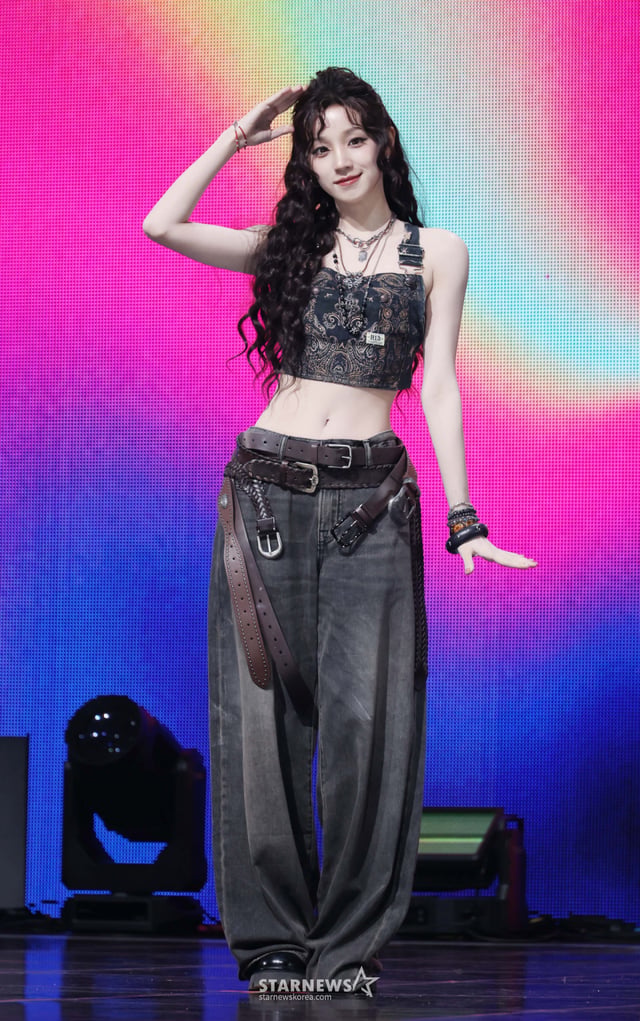 걸그룹 아이들(i-dle) 우기가 6일 오후 서울 광진구 예스24라이브홀에서 진행된 미니 9집 'We made' 발매기념 쇼케이스에서 포즈를 취하고 있다. 이번 앨범에는 타이틀곡 'Gimme Dat Love'를 필두로 선공개곡 'Mono (Feat. skaiwater)', 'Crow', 'Morning', 'Love Is Pain'을 비롯해, CD 온리 트랙으로 'Mono (Feat. skaiwater)'의 모노 버전도 함께 수록됐다. /2026.07.06 /사진=이동훈 photoguy@