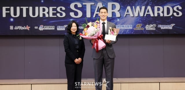 농구 부문 대상 수상자 에디 다니엘(용산고3·서울 SK)이 24일 서울 중구 프레스센터에서 진행된 '2025 퓨처스 스타대상' 시상식에 참석해 수상한 뒤 김나미 대한체육회 사무총장과 기념촬영을 하고 있다. /사진=김휘선 기자.