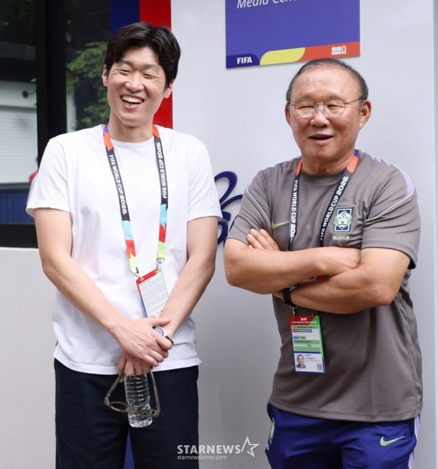 대한민국 축구 국가대표팀이 2026 북중미월드컵을 하루 앞둔 10일, 멕시코 과달라하라 치바스 베르데 바예에서 훈련을 진행했다.  박지성 해설위원이 훈련장을 찾아 박항서 지원단장에 인사하고 있다./ 사진=김진경 대기자.