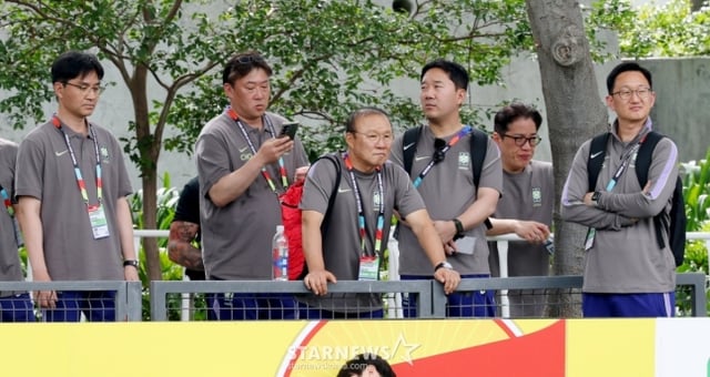 대한민국 축구 국가대표팀이 2026 북중미월드컵을 닷새 앞두고 6일 멕시코 과달라하라 치바스 바예베르데에서 첫 훈련을 진행했다.  박항서 북중미웓드컵 지원단장이 선수들의 훈련을 지켜보고 있다.  홍명보호는 오는 6월 12일 오전 11시(한국시간) 체코와 운명의 조별리그 1차전, 그리고 일주일 뒤인 19일 오전 10시 개최국 멕시코와 분수령이 될 2차전이 바로 이곳 과달라하라에서 치른다. /사진=김진경 대기자.
