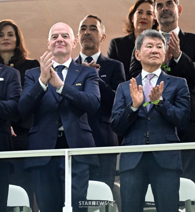 2026 북중미월드컵 A조 예선 대한민국-체코전이 12일(한국 시간) 멕시코 과달라하라 에스타디오 아크론에서 열렸다. 선수들이 입장하자 지아니 인판티노 국제축구연맹 회장과 정몽규 대한축구협회 회장이 본부석에서 박수를 치고 있다. /사진=김진경 대기자.