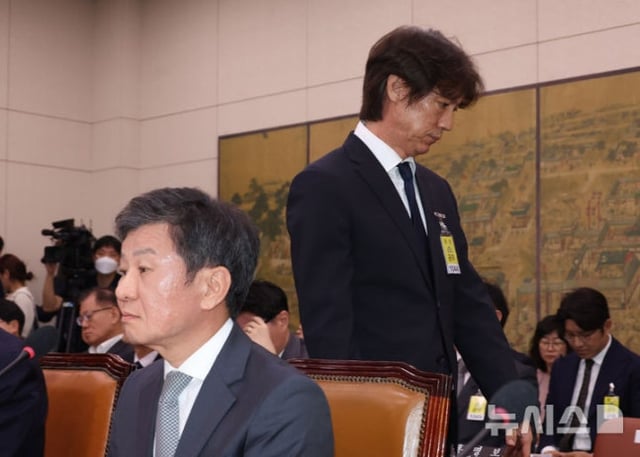  홍명보 국가대표팀 감독이 지난 2024년 9월 서울 여의도 국회에서 열린 문화체육관광위원회의 대한축구협회 등에 대한 현안질의에서 의원 질의에 답한 후 자리로 돌아가고 있다. /사진=뉴시스