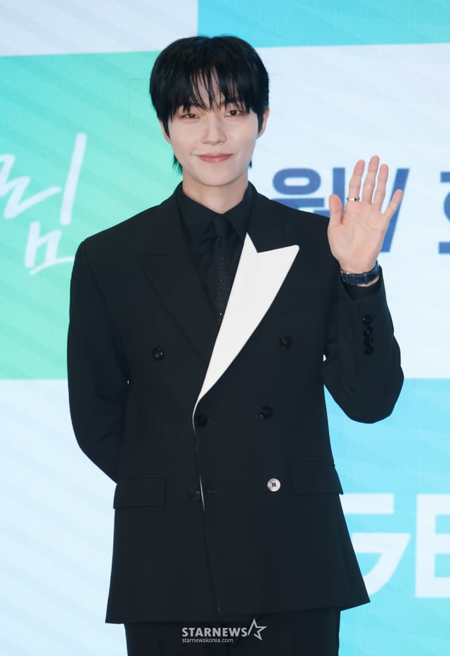 배우 황인엽이 7일 오후 서울 구로구 더 세인트에서 진행된 ENA 월화드라마 '그대에게 드림' 제작발표회에 참석해 포즈를 취하고 있다. 꿈을 이루고 돌아온 천재 영화감독 우수빈과 꿈을 잊은 채 사는 생계형 리포터 주이재의 재회 후일담을 그린 로맨틱 코미디 '그대에게 드림'은 오는 13일 첫 방송된다. /2026.07.07 /사진=이동훈 photoguy@