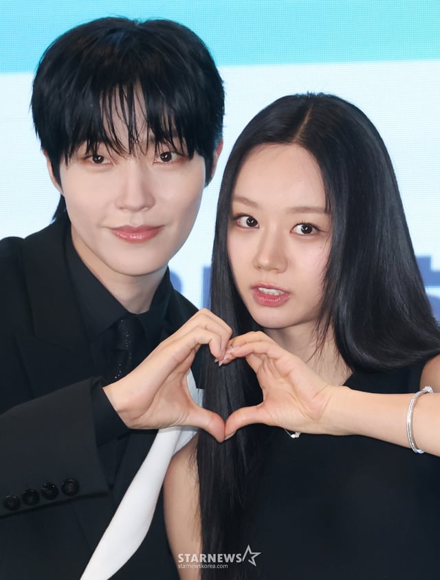 배우 황인엽, 이혜리가 7일 오후 서울 구로구 더 세인트에서 진행된 ENA 월화드라마 '그대에게 드림' 제작발표회에 참석해 포즈를 취하고 있다.  꿈을 이루고 돌아온 천재 영화감독 우수빈과 꿈을 잊은 채 사는 생계형 리포터 주이재의 재회 후일담을 그린 로맨틱 코미디 '그대에게 드림'은 오는 13일 첫 방송된다. /2026.07.07 /사진=이동훈 photoguy@