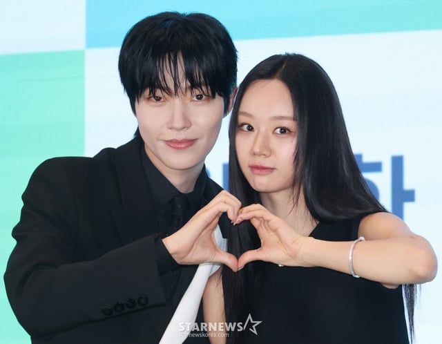 배우 황인엽, 이혜리가 7일 오후 서울 구로구 더 세인트에서 진행된 ENA 월화드라마 '그대에게 드림' 제작발표회에 참석해 포즈를 취하고 있다. 꿈을 이루고 돌아온 천재 영화감독 우수빈과 꿈을 잊은 채 사는 생계형 리포터 주이재의 재회 후일담을 그린 로맨틱 코미디 '그대에게 드림'은 오는 13일 첫 방송된다. /2026.07.07 /사진=이동훈 photoguy@