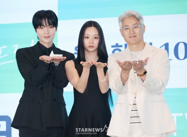배우 황인엽, 이혜리, 유선동 감독이 7일 오후 서울 구로구 더 세인트에서 진행된 ENA 월화드라마 '그대에게 드림' 제작발표회에 참석해 포즈를 취하고 있다. 꿈을 이루고 돌아온 천재 영화감독 우수빈과 꿈을 잊은 채 사는 생계형 리포터 주이재의 재회 후일담을 그린 로맨틱 코미디 '그대에게 드림'은 오는 13일 첫 방송된다. /2026.07.07 /사진=이동훈 photoguy@