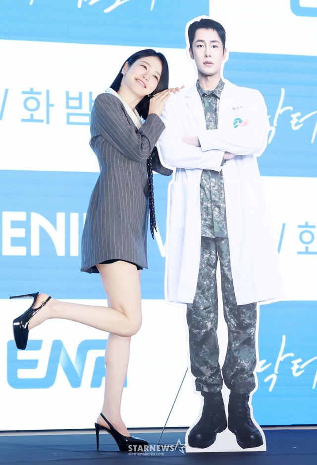 배우 신예은이 26일 서울 구로구 더세인트에서 진행된 ENA 드라마 '닥터 섬보이' 제작발표회에 참석해 포즈를 취하고 있다. /2026.05.26 /사진=김휘선 hwijpg@