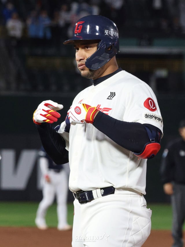 2026 신한 SOL KBO리그 롯데 자이언츠 대 두산 베어스 경기가 4월 23일 부산 사직야구장에서 열렸다. 롯데 레이예스가 4회말 2사 2루에서 1타점 적시타를 날리고 출루한 후 세리머니를 하고 있다. /사진=김진경 kim.jinkyung@
