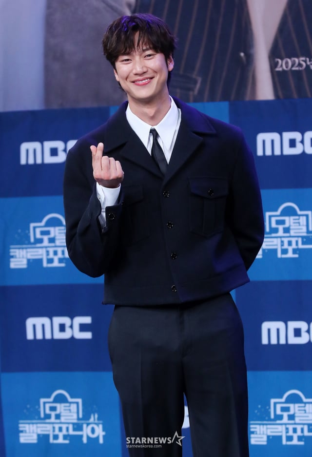 배우 나인우가 9일 오후 서울 마포구 상암동 MBC사옥에서 진행된 금토드라마 '모텔 캘리포니아' 제작발표회에 참석해 포즈를 취하고 있다. '모텔 캘리포니아'는 시골의 모텔에서 태어나 모텔에서 자란 지강희(이세영 분)가 12년 전 도망친 고향에서 첫사랑 천연수(나인우 분)과 재회하며 겪는 우여곡절 첫사랑 리모델링 로맨스. 2019년 심윤서 작가의 인기 소설 '홈, 비터 홈'을 원작으로 한다. 오는 10일 첫 방송. 2025.01.09 /사진=김창현 chmt@