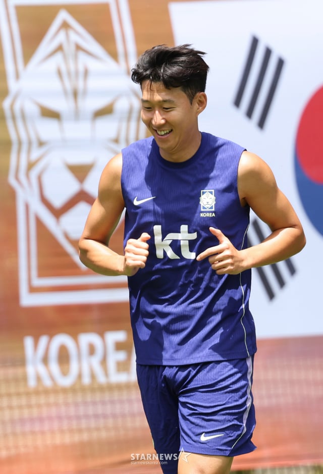 대한민국 축구 국가대표팀이 2026 북중미월드컵 A조 2차 예선을 앞두고 15일 멕시코 과달라하라 치바스 베르데 바예에서 훈련을 진행했다. 손흥민을 비롯한 선수들이 러닝 훈련을 하고 있다. /사진=김진경 대기자