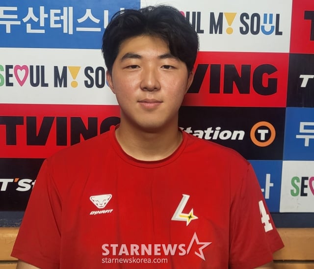 SSG 랜더스 김민준이 7일 두산 베어스전에서 9연패를 끊어내며 개인 시즌 2승을 챙긴 뒤 취재진과 인터뷰를 하고 있다. /사진=안호근 기자