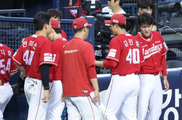 SSG 랜더스 김민준이 7일 두산 베어스전에서 선발 등판해 무실점으로 이닝을 막아낸 뒤 동료들의 환영 속에 더그아웃으로 향하고 있다. /사진=강영조 선임기자