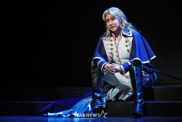 배우 옥주현이 25일 서울 흥인동 충무아트센터에서 진행된 뮤지컬 '베르사유의 장미' 프레스콜에서 열연하고 있다. 뮤지컬 '베르사유의 장미'는 이케다 리요코의 만화를 원작으로 EMK와 왕용범 연출, 이성준 작곡가가 함께 만든 대단위 창작뮤지컬이다. /2024.07.25 /사진=이동훈