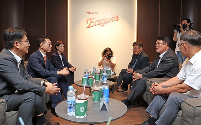 김대현 문화체육관광부 제2차관이 7일 여름철 폭염에 대비한 야구장 안전 및 관람객 편의시설을 점검하기 위해 대전 한화생명 볼파크를 방문해 한화이글스 박종태 대표이사를 비롯한 관계자들과 차담회를 갖고 있다. /사진=문화체육관광부