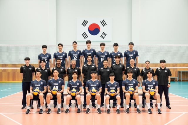 The Korean men's Bae Gu (CEO) team under head coach Isanaye Ramirez. /Photo=Korea Volleyball Association