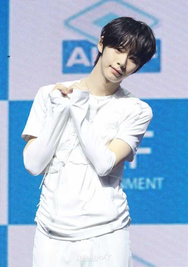 그룹 아홉(AHOF) 서정우가 8일 오후 서울 광진구 예스24라이브홀에서 진행된 세 번째 미니앨범 'RUN TO YOU'(런 투 유) 발매기념 쇼케이스에서 포즈를 취하고 있다. 이번 앨범에는 동명의 타이틀곡 'RUN TO YOU'를 비롯해 'Sugar High'(슈가 하이), 'JUST SAY YES'(저스트 세이 예스), '그냥 너라서 그래', 'Our Story'(아워 스토리) 등 총 다섯 곡이 수록됐다. /2026.07.08 /사진=이동훈 photoguy@