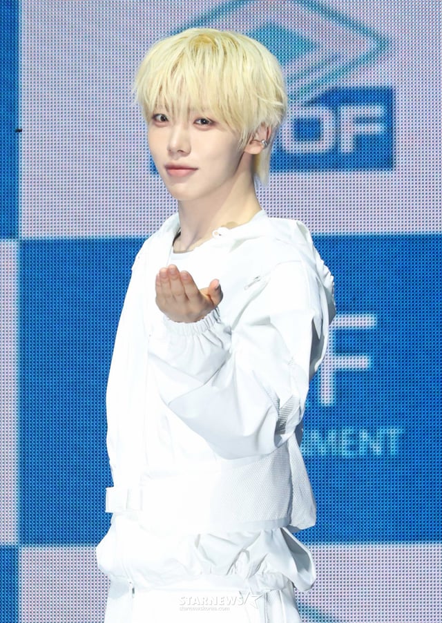 그룹 아홉(AHOF) 차웅기가 8일 오후 서울 광진구 예스24라이브홀에서 진행된 세 번째 미니앨범 'RUN TO YOU'(런 투 유) 발매기념 쇼케이스에서 포즈를 취하고 있다. 이번 앨범에는 동명의 타이틀곡 'RUN TO YOU'를 비롯해 'Sugar High'(슈가 하이), 'JUST SAY YES'(저스트 세이 예스), '그냥 너라서 그래', 'Our Story'(아워 스토리) 등 총 다섯 곡이 수록됐다. /2026.07.08 /사진=이동훈 photoguy@