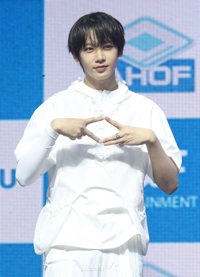 그룹 아홉(AHOF) 장슈아이보가 8일 오후 서울 광진구 예스24라이브홀에서 진행된 세 번째 미니앨범 'RUN TO YOU'(런 투 유) 발매기념 쇼케이스에서 포즈를 취하고 있다. 이번 앨범에는 동명의 타이틀곡 'RUN TO YOU'를 비롯해 'Sugar High'(슈가 하이), 'JUST SAY YES'(저스트 세이 예스), '그냥 너라서 그래', 'Our Story'(아워 스토리) 등 총 다섯 곡이 수록됐다. /2026.07.08 /사진=이동훈 photoguy@