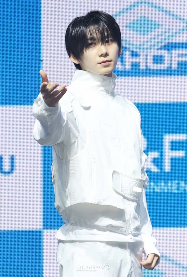 그룹 아홉(AHOF) 박한이 8일 오후 서울 광진구 예스24라이브홀에서 진행된 세 번째 미니앨범 'RUN TO YOU'(런 투 유) 발매기념 쇼케이스에서 포즈를 취하고 있다. 이번 앨범에는 동명의 타이틀곡 'RUN TO YOU'를 비롯해 'Sugar High'(슈가 하이), 'JUST SAY YES'(저스트 세이 예스), '그냥 너라서 그래', 'Our Story'(아워 스토리) 등 총 다섯 곡이 수록됐다. /2026.07.08 /사진=이동훈 photoguy@