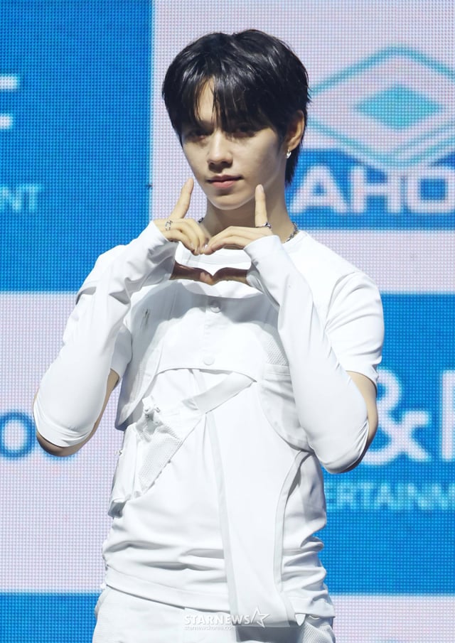 그룹 아홉(AHOF) 제이엘이 8일 오후 서울 광진구 예스24라이브홀에서 진행된 세 번째 미니앨범 'RUN TO YOU'(런 투 유) 발매기념 쇼케이스에서 포즈를 취하고 있다. 이번 앨범에는 동명의 타이틀곡 'RUN TO YOU'를 비롯해 'Sugar High'(슈가 하이), 'JUST SAY YES'(저스트 세이 예스), '그냥 너라서 그래', 'Our Story'(아워 스토리) 등 총 다섯 곡이 수록됐다. /2026.07.08 /사진=이동훈 photoguy@