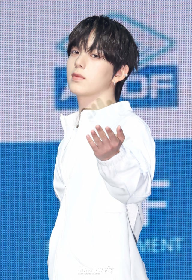 그룹 아홉(AHOF) 즈언이 8일 오후 서울 광진구 예스24라이브홀에서 진행된 세 번째 미니앨범 'RUN TO YOU'(런 투 유) 발매기념 쇼케이스에서 포즈를 취하고 있다. 이번 앨범에는 동명의 타이틀곡 'RUN TO YOU'를 비롯해 'Sugar High'(슈가 하이), 'JUST SAY YES'(저스트 세이 예스), '그냥 너라서 그래', 'Our Story'(아워 스토리) 등 총 다섯 곡이 수록됐다. /2026.07.08 /사진=이동훈 photoguy@