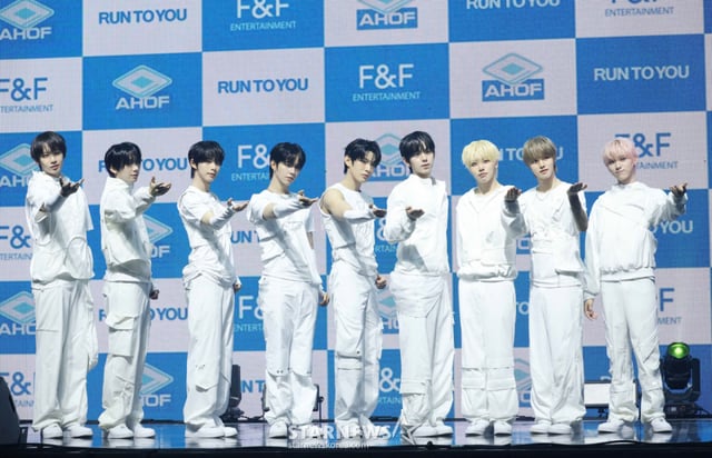 그룹 아홉(AHOF)이 8일 오후 서울 광진구 예스24라이브홀에서 진행된 세 번째 미니앨범 'RUN TO YOU'(런 투 유) 발매기념 쇼케이스에서 포즈를 취하고 있다. 이번 앨범에는 동명의 타이틀곡 'RUN TO YOU'를 비롯해 'Sugar High'(슈가 하이), 'JUST SAY YES'(저스트 세이 예스), '그냥 너라서 그래', 'Our Story'(아워 스토리) 등 총 다섯 곡이 수록됐다. /2026.07.08 /사진=이동훈 photoguy@