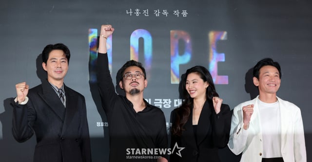 (서울=뉴스1) 김진환 기자 = 배우 조인성(왼쪽부터), 나홍진 감독, 배우 정호연, 황정민이 6일 오후 서울 강남구 메가박스 코엑스에서 열린 영화 '호프'(HOPE) 언론시사회에 참석해 포즈를 취하고 있다. '호프'는 비무장지대에 위치한 호포항 출장소장 범석(황정민 분)이 동네 청년들로부터 호랑이가 출현했다는 소식을 듣고, 마을 전체가 비상에 걸린 가운데 믿기 어려운 현실과 마주하며 벌어지는 이야기를 그린 작품이다. '추격자', '황해', '곡성'을 연출한 나홍진 감독의 신작으로, 오는 15일 개봉한다. 2026.7.6/뉴스1 Copyright © 뉴스1. All rights reserved. 무단 전재 및 재배포, AI학습 이용 금지. /사진=(서울=뉴스1) 김진환 기자