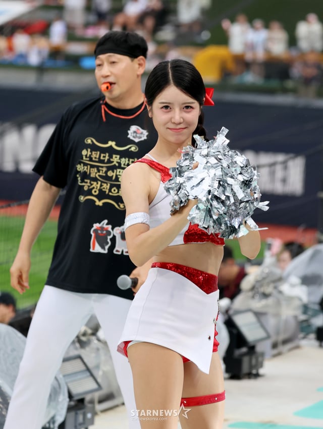 [Photo] 