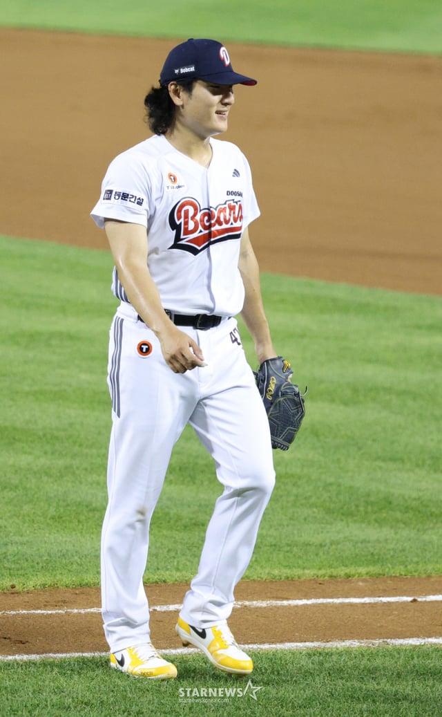 두산 베어스 투수 곽빈이 8일 서울 잠실야구장에서 열린 SSG 랜더스와 2026 신한 SOL KBO리그 홈경기에서 선발 등판해 7회 투구를 마친 후 미소를 지으며 더그아웃으로 향하고 있다. /사진=김진경 대기자