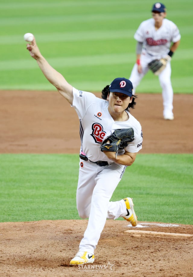 두산 베어스 투수 곽빈이 8일 서울 잠실야구장에서 열린 SSG 랜더스와 2026 신한 SOL KBO리그 홈경기에서 선발 등판해 역투하고 있다. /사진=김진경 대기자