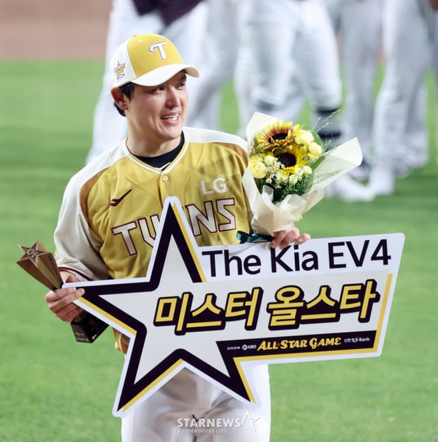 약나눔올스타 박동원이 12일 대전한화생명볼파크에서 열린 2025KBO리그 올스타게임에서 1회말 2점홈런 등 활으로 '미스터올스타'에 뽑혔다. 부상으로 수여된 전기자동차 EV4 앞에서 포즈를 취한 박동원.  2025.07.12. /사진=강영조 cameratalks@