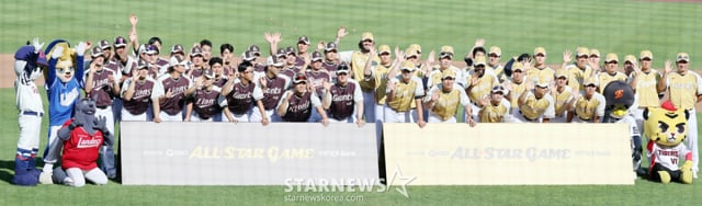 KBO 올스타 선수들이 12일 대전한화생명볼파크에서 열린 2025KBO리그 퓨처스리그 올스타전 남부리그 대 북부리그 경기에 앞서 기념촬영을 하고 있다.  2025.07.12. /사진=강영조 cameratalks@