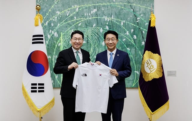 이상현 선수단장(왼쪽)과 조정식 국회의장. /사진=대한체육회