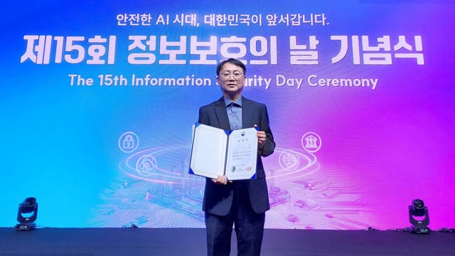신동훈 프로가 과학기술정보통신부 부총리 표창 수상 후 기념사진을 촬영하고 있다/사진제공=골프존