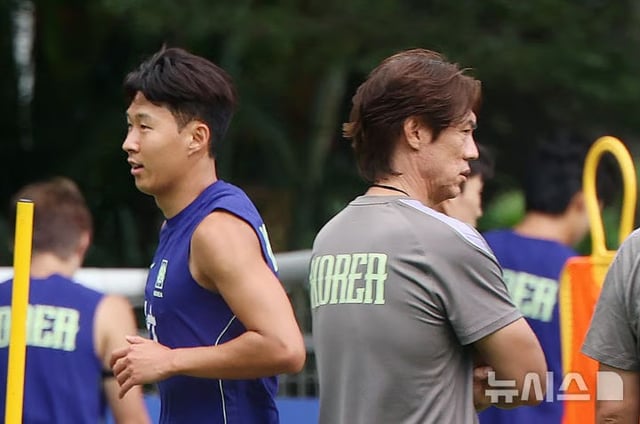 손흥민(왼쪽)과 홍명보 전 한국 남자 축구 대표팀 감독. /사진=뉴시스