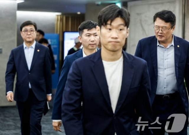박지성 국제축구연맹(FIFA) 분과위원회 위원(오른쪽 두 번째), 유승민 대한체육회 회장, 최휘영 문화체육관광부 장관이 지난 6일 서울 송파구 서울올림픽파크텔에서 열린 'K-축구 혁신위원회' 출범식에 참석하고 있다. /사진=뉴스1