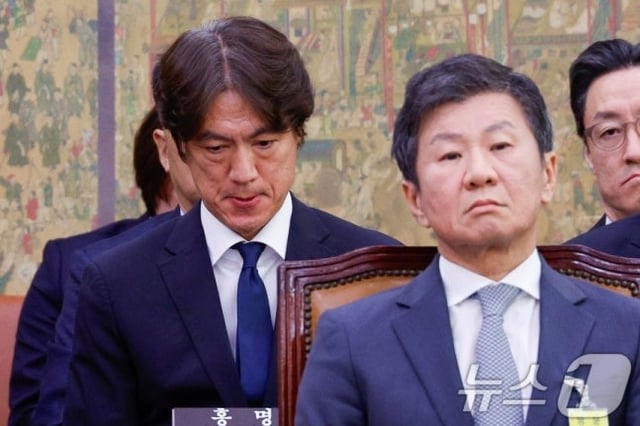 홍명보 남자 축구대표팀 감독(왼쪽)과 정몽규 대한축구협회장이 2024년 9월 서울 여의도 국회 문화체육관광위원회에서 열린 대한축구협회 등에 대한 현안질의에 출석해 있다. /사진=뉴스1