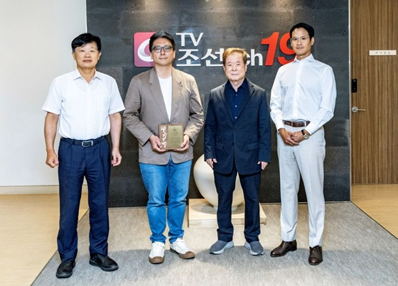 (왼쪽부터) 주용중 대표, ㈜허영만 허석균 대표, 홍두표 회장, 방정오 부사장/사진제공=TV조선
