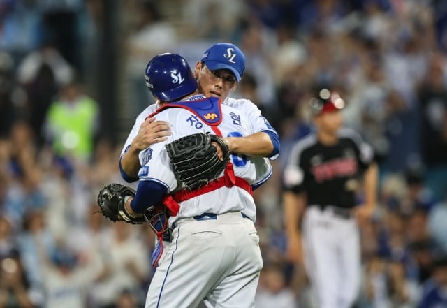 Samsung's Kim Jae-yoon (right) overcame a bases-loaded, one-out crisis in the bottom of the 9th inning against Daegu LG on the 9th, leading Samsung to victory. He is seen embracing catcher Jang Seung-hyun after the game. /Photo=Samsung Lions provided