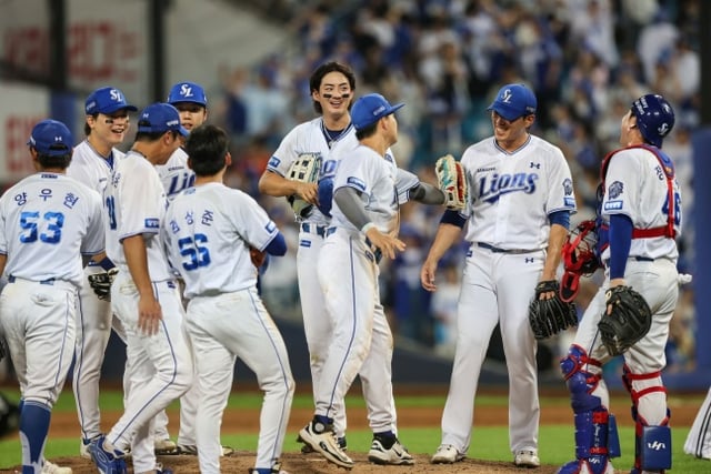 The Samsung team celebrates after defeating Daegu LG on the 9th. /Photo=Samsung Lions provided